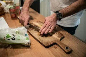 Holzschneidebrett pflegen – So bleibt ein Schneidebrett aus Holz hygienisch, glatt und lange haltbar