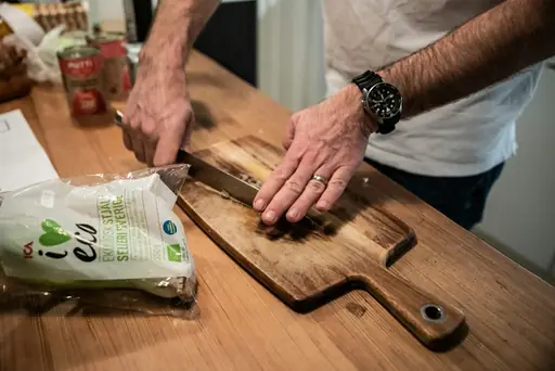 Holzschneidebrett pflegen – So bleibt ein Schneidebrett aus Holz hygienisch, glatt und lange haltbar
