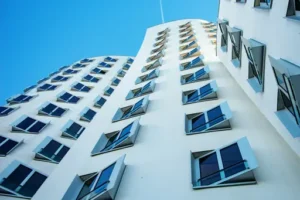 Mobile Klimaanlage Fenster Lösung – Mobile Klimaanlage am Fenster – praktische Lösungen für Abluftschlauch und Abdichtung