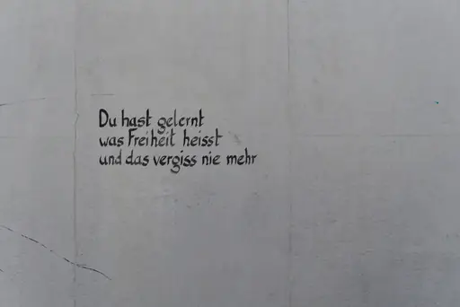 Was passiert, wenn man eine neue Matratze zu früh benutzt? Warum neue Matratzen manchmal erst ruhen sollten und was bei früher Nutzung passiert