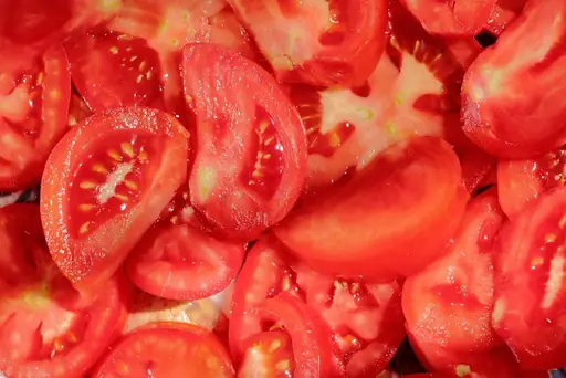 Wie bekommt man Tomatensoße aus weißer Kleidung? So lassen sich Tomatensoßenflecken aus weißen Textilien möglichst vollständig entfernen