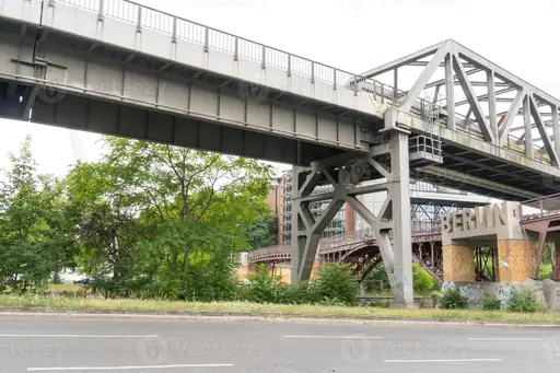 Wie viel kostet eine Brücke? Kostenfaktoren bei Planung, Material und Bau verschiedener Brückenarten